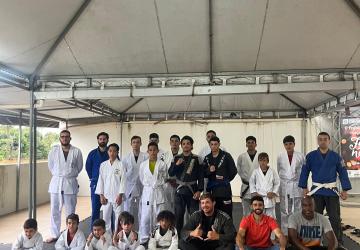 ITALVA: CULTURA/PMI ENTREGA QUIMONOS E TATAMES PARA ALUNOS DE PROJETO DE ARTES MARCIAIS.