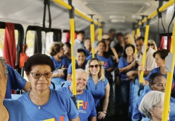 Italva Recebe Novo Ônibus para o Grupo da Melhor Idade em Entrega Feita pelo Senador Carlos Portinho