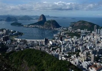 Rio: caminhão com carga tóxica tomba e atinge área de parque nacional