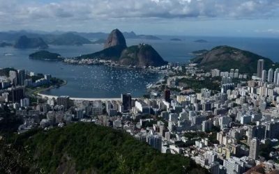 Rio: caminhão com carga tóxica tomba e atinge área de parque nacional