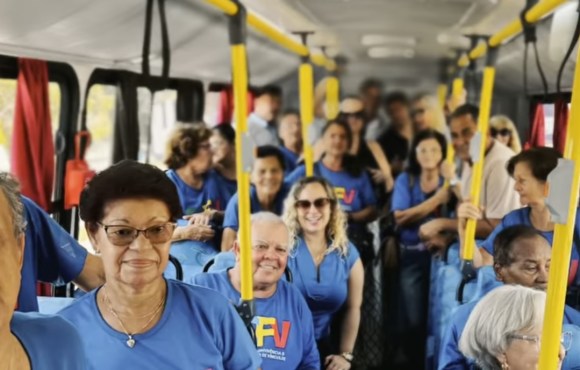 Italva Recebe Novo Ônibus para o Grupo da Melhor Idade em Entrega Feita pelo Senador Carlos Portinho