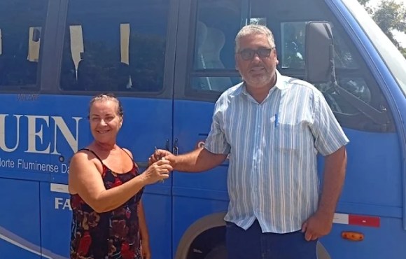 UENF doa um micro-ônibus para a Prefeitura de Cardoso Moreira