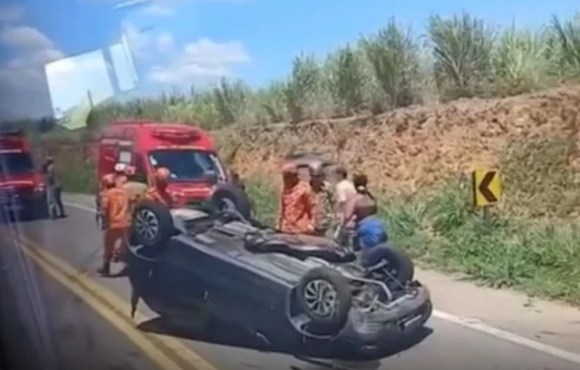 BOMBEIROS SOCORREM MULHER APÓS CAPOTAMENTO NA BR-356 ENTRE CAMPOS E CARDOSO MOREIRA